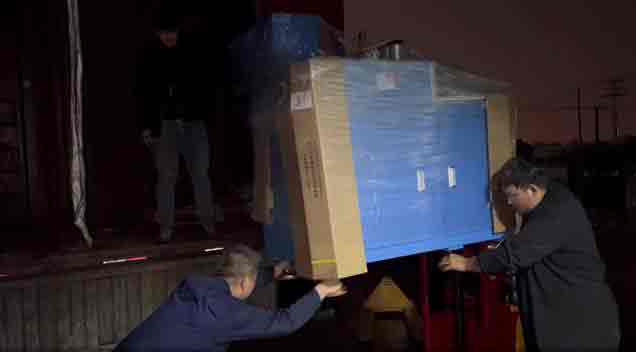 熬到深夜，5臺自動切鋁機設備順利出庫交機