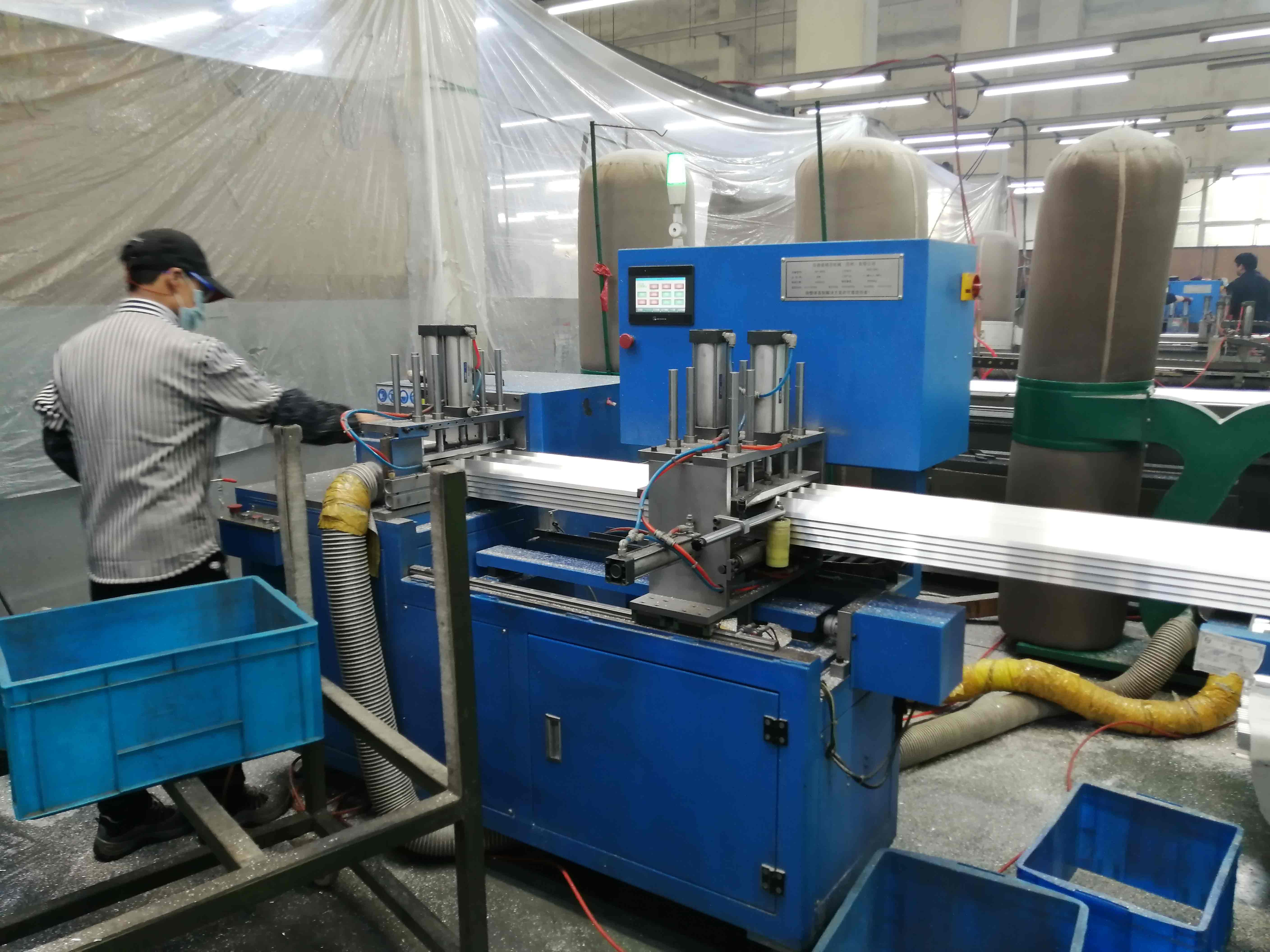 一刀切24根光伏角碼的全自動(dòng)角碼鋸，效率翻倍了