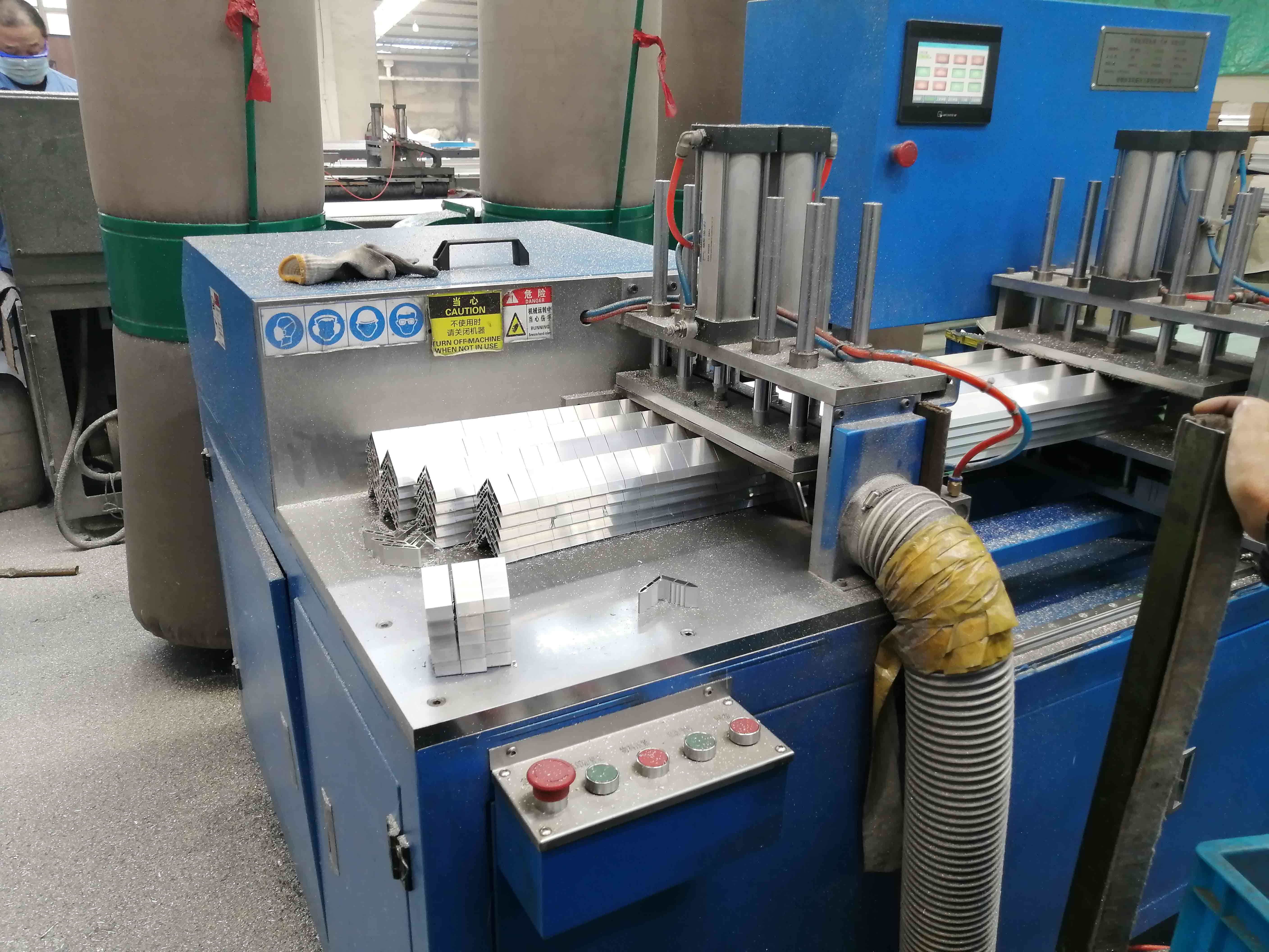 你要的高效率省材料的全自動角碼鋸-帶你進入客戶現(xiàn)場